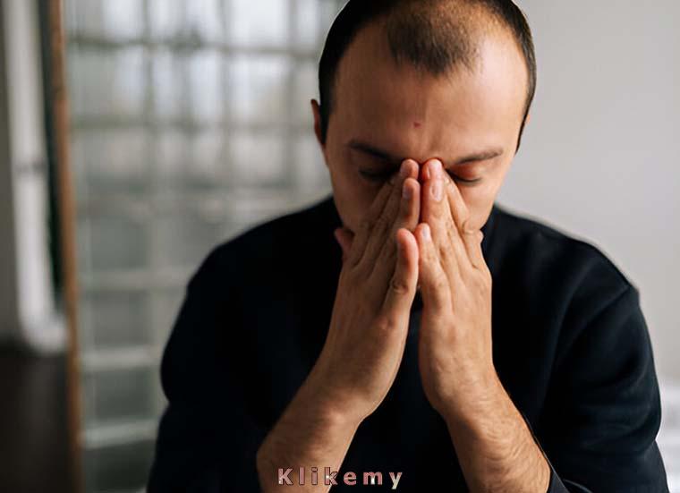 Pamiętaj, że musisz zawsze być twardy, bo wmówiono ci, że mężczyźni nie mogą okazywać uczuć, a ty od razu to łyknąłeś