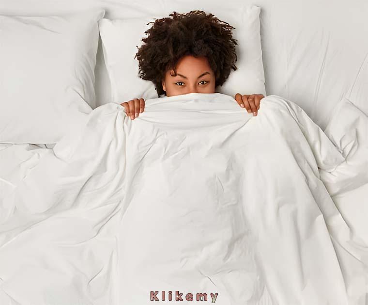 Jeśli myślałeś, że kobiety to słaba płeć, to spróbuj w łóżku przesunąć kołdrę na swoją stronę