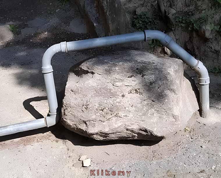 Płacą mi za układanie rur, a nie przesuwanie ciężkich kamieni